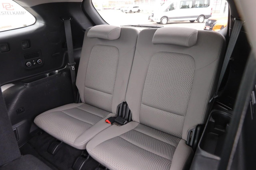 Hyundai Santa Fe XL Vehicle Image 09