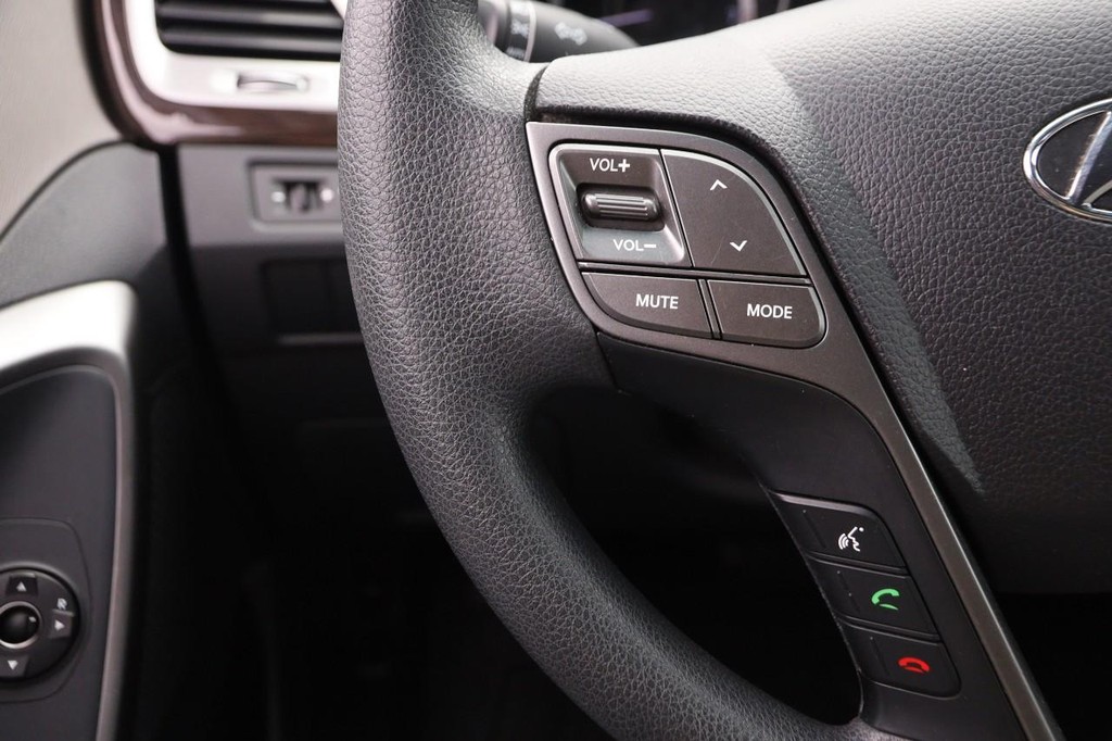 Hyundai Santa Fe XL Vehicle Image 12