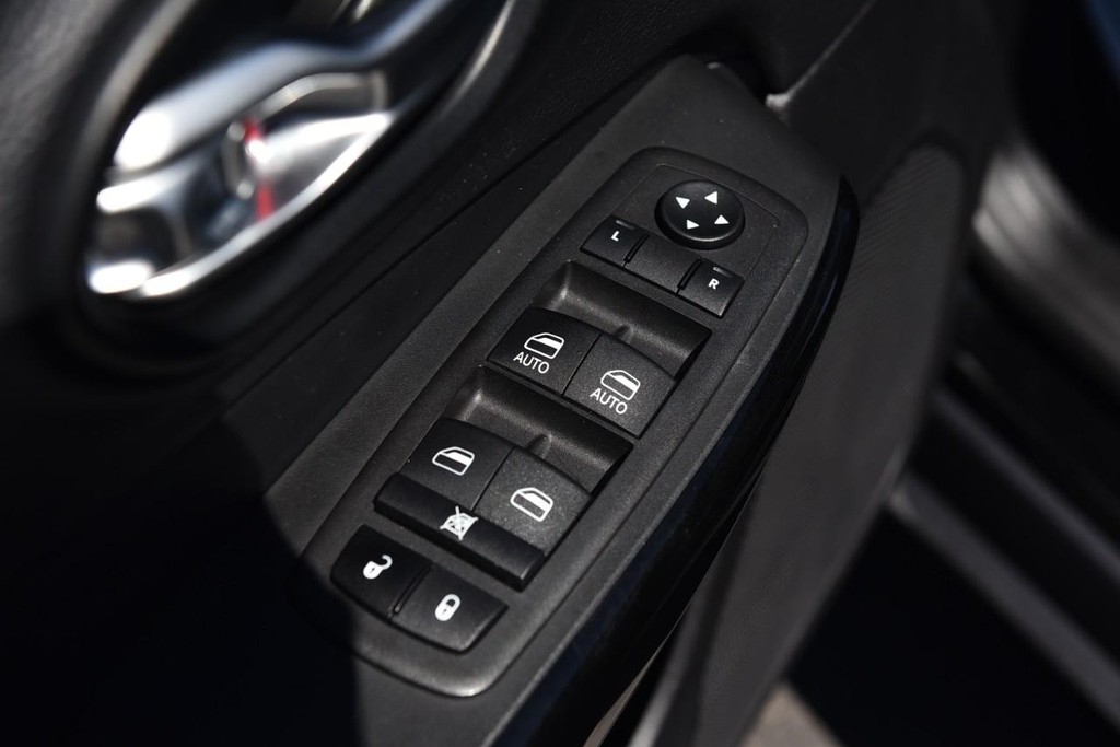 Jeep Cherokee Vehicle Image 08