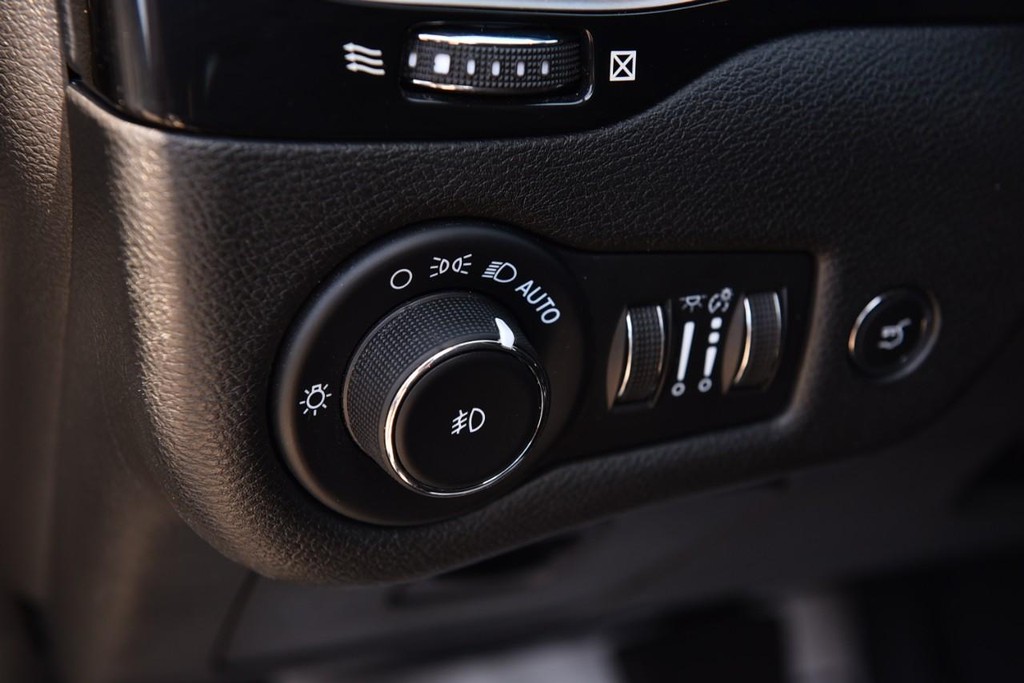 Jeep Cherokee Vehicle Image 11