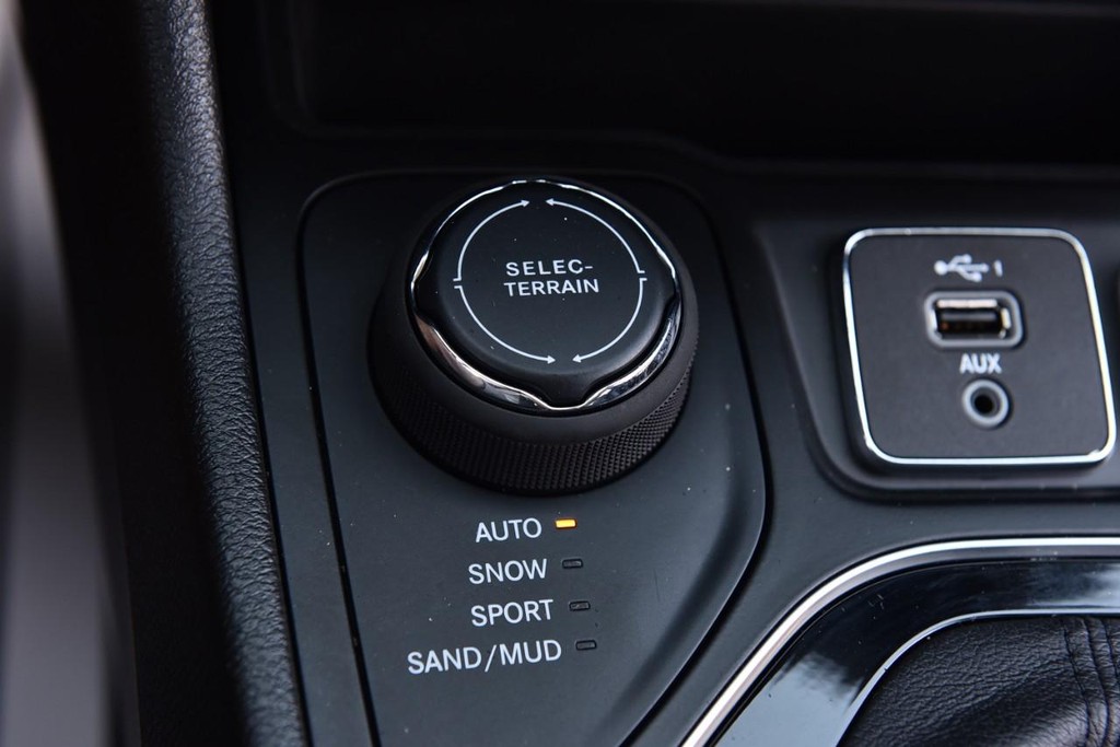 Jeep Cherokee Vehicle Image 16