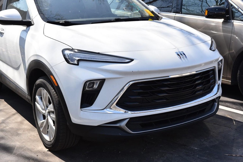 Buick Encore GX Vehicle Full-screen Gallery Image 2