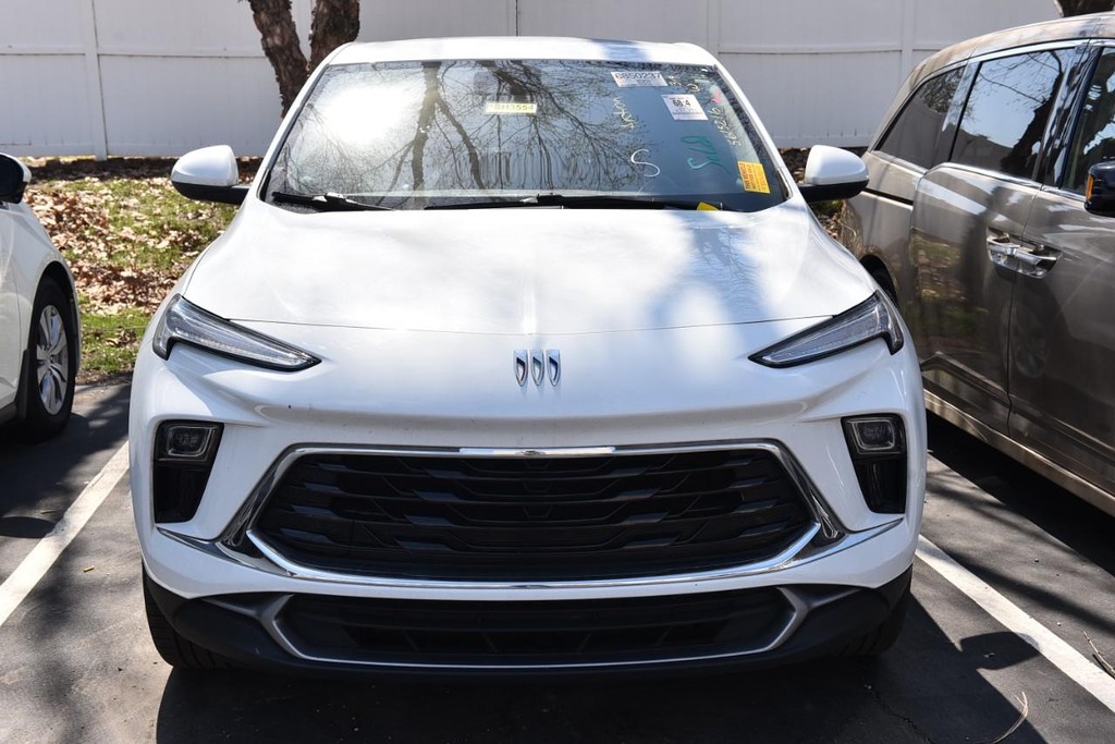 Buick Encore GX Vehicle Full-screen Gallery Image 3