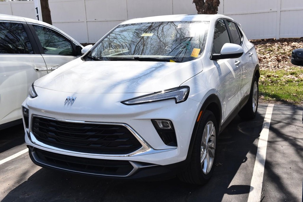 Buick Encore GX Vehicle Full-screen Gallery Image 4