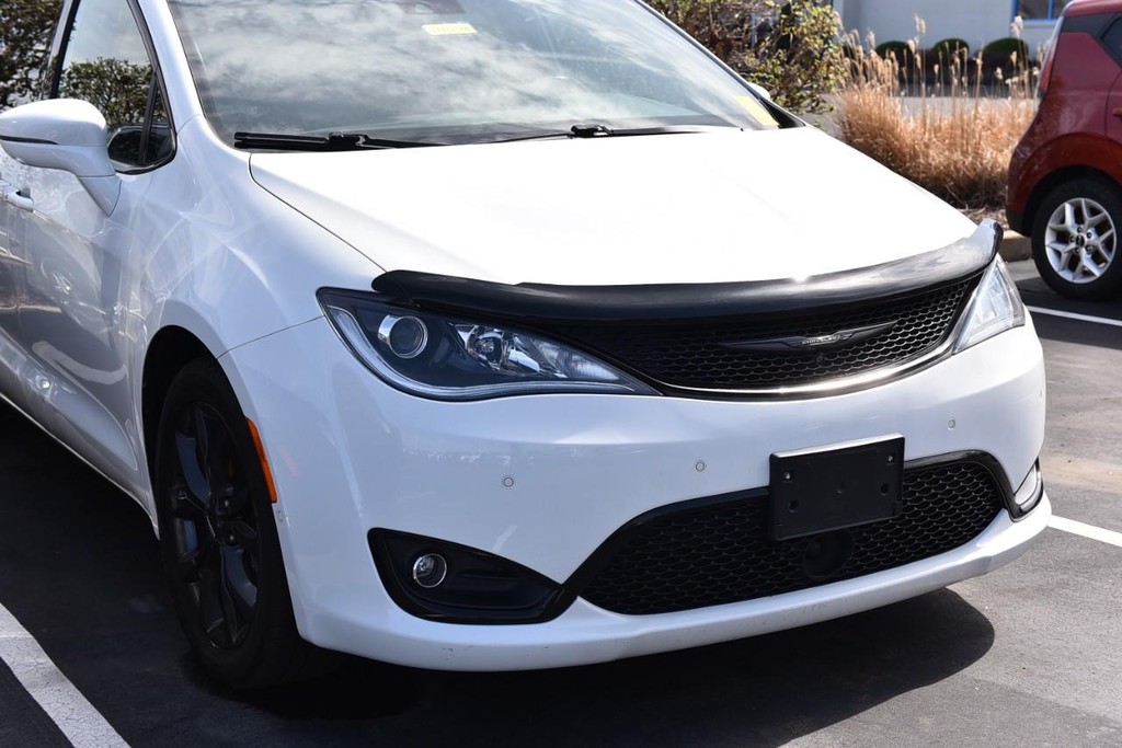 Chrysler Pacifica Vehicle Full-screen Gallery Image 2