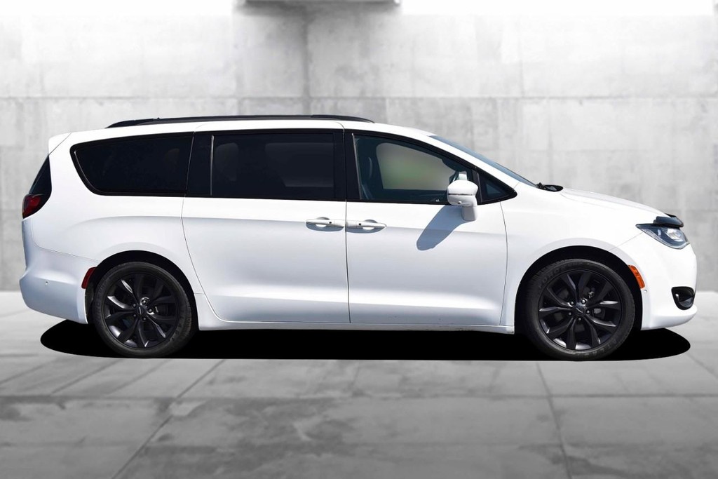 Chrysler Pacifica Vehicle Full-screen Gallery Image 5