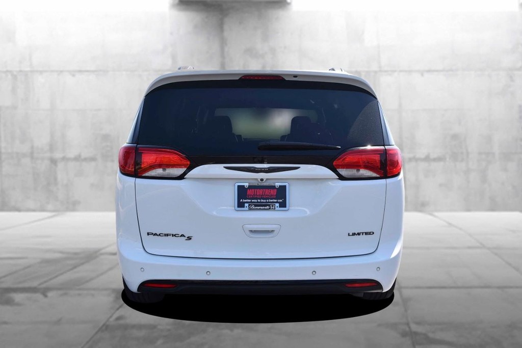 Chrysler Pacifica Vehicle Full-screen Gallery Image 6