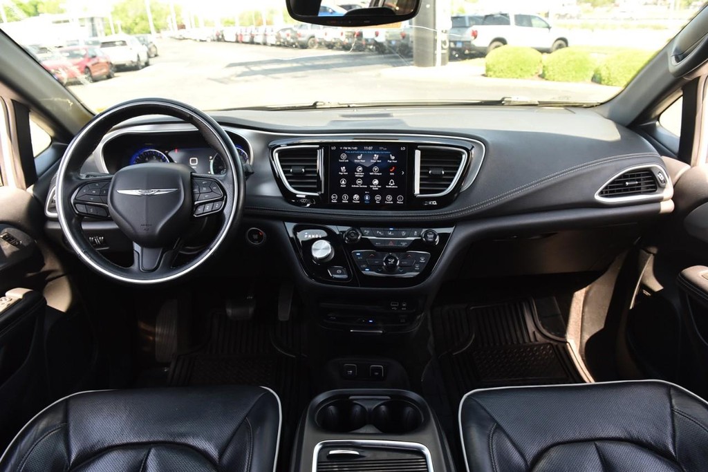 Chrysler Pacifica Vehicle Full-screen Gallery Image 7