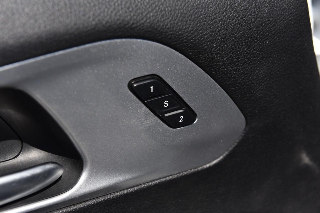 Chrysler Pacifica Vehicle Full-screen Gallery Image 9