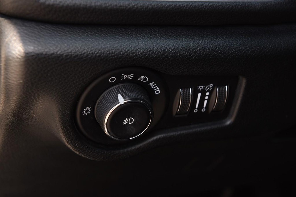 Chrysler Pacifica Vehicle Full-screen Gallery Image 11