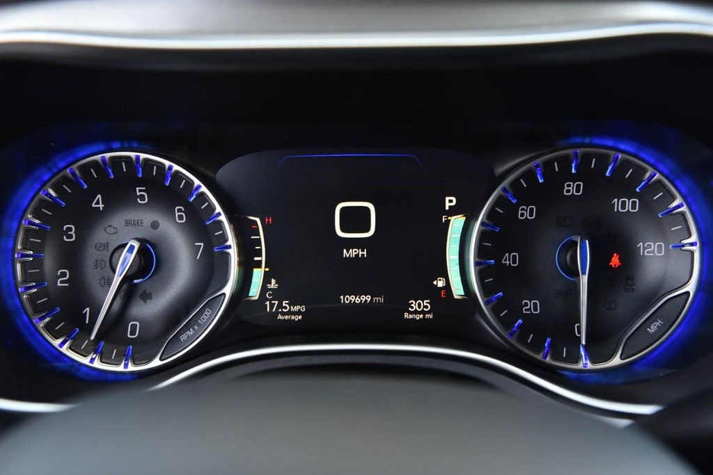 Chrysler Pacifica Vehicle Full-screen Gallery Image 12
