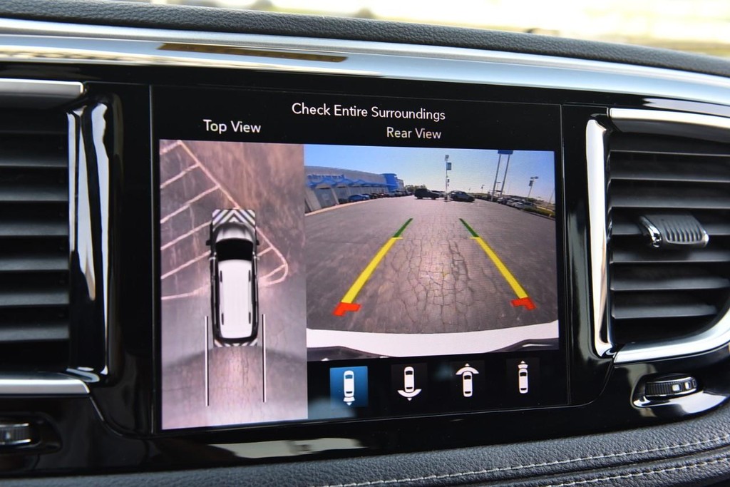 Chrysler Pacifica Vehicle Full-screen Gallery Image 13