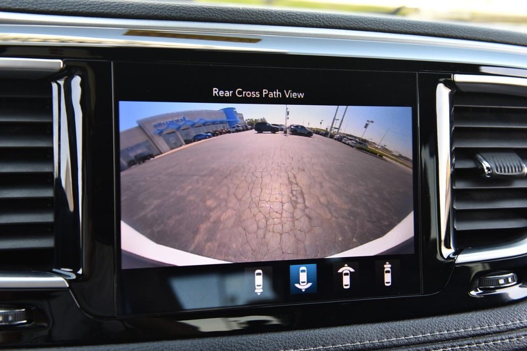 Chrysler Pacifica Vehicle Full-screen Gallery Image 14