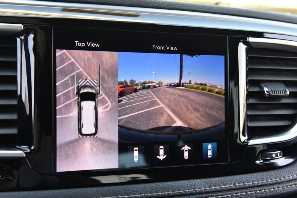 Chrysler Pacifica Vehicle Full-screen Gallery Image 16