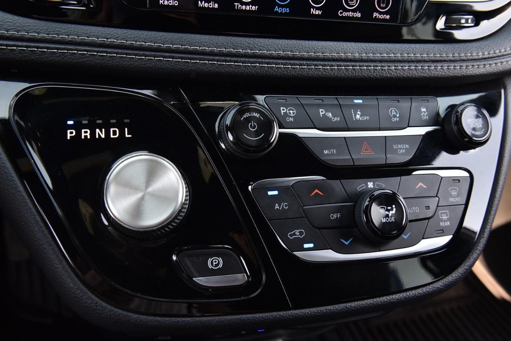 Chrysler Pacifica Vehicle Full-screen Gallery Image 18