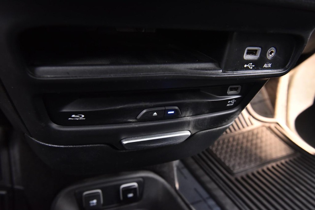 Chrysler Pacifica Vehicle Full-screen Gallery Image 19