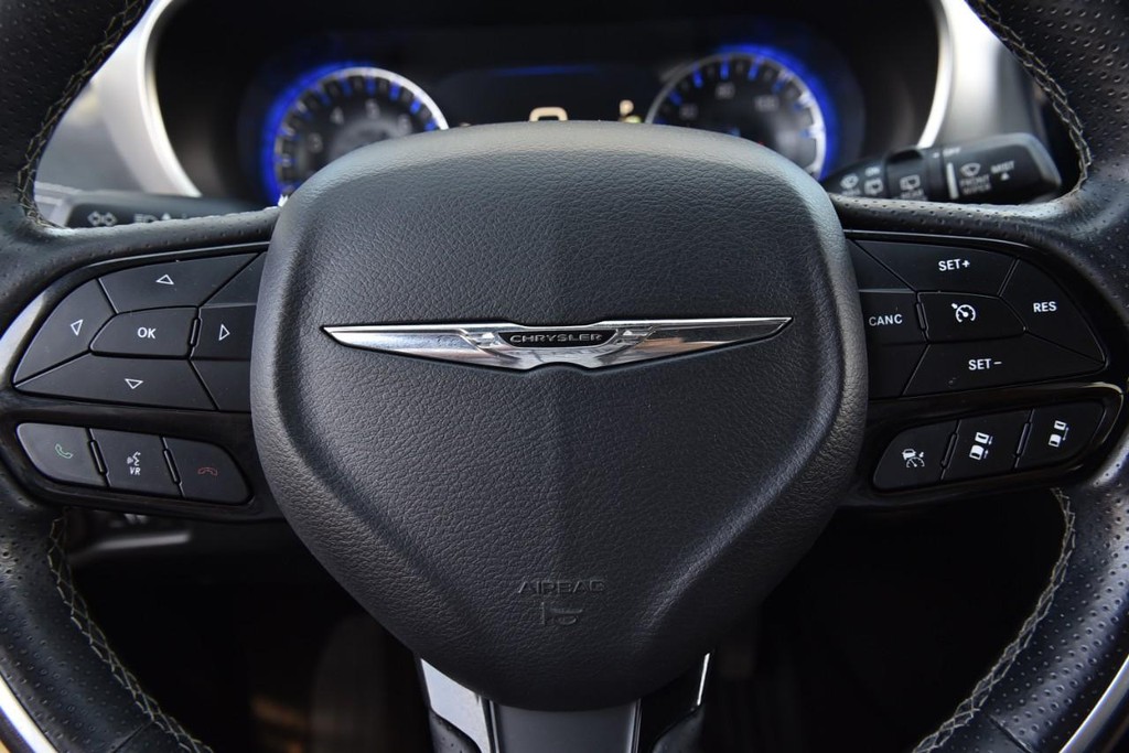 Chrysler Pacifica Vehicle Full-screen Gallery Image 21