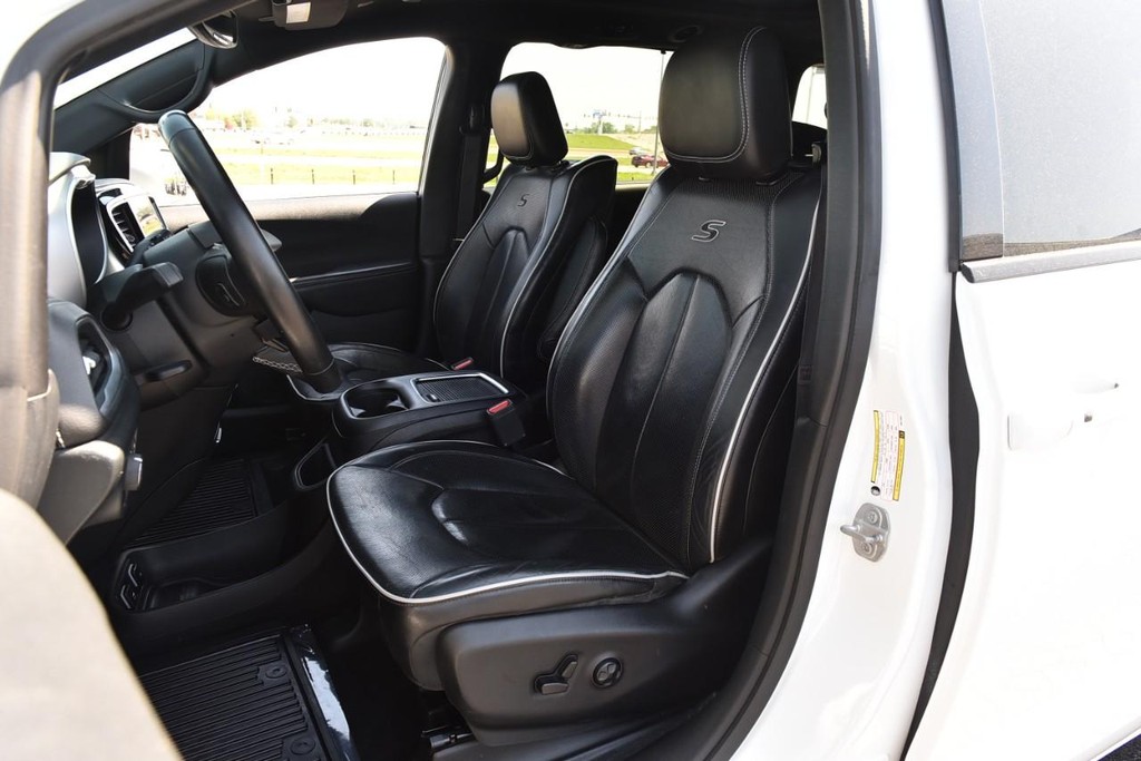 Chrysler Pacifica Vehicle Full-screen Gallery Image 22