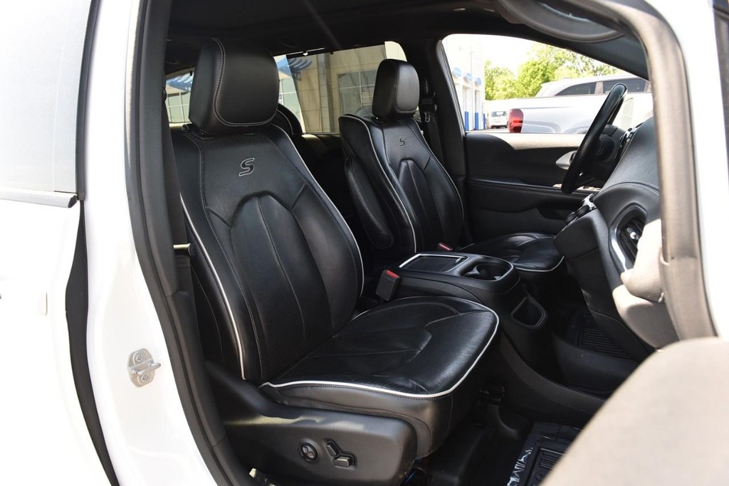 Chrysler Pacifica Vehicle Full-screen Gallery Image 23