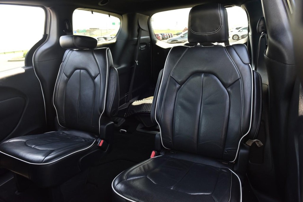 Chrysler Pacifica Vehicle Full-screen Gallery Image 25