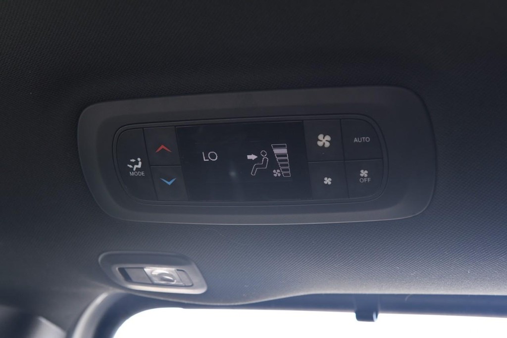 Chrysler Pacifica Vehicle Full-screen Gallery Image 26