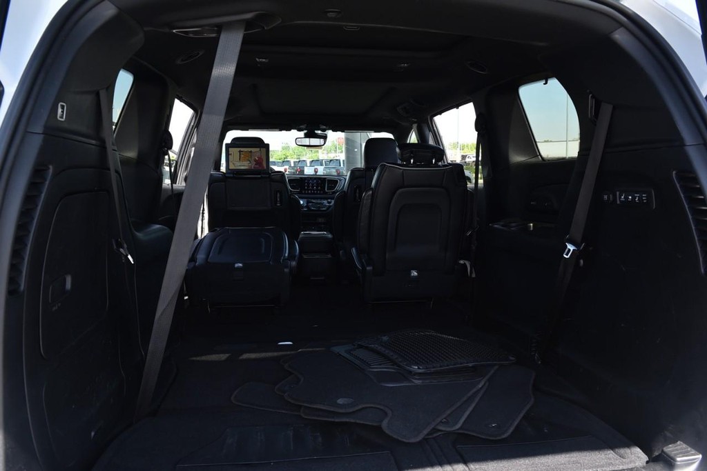 Chrysler Pacifica Vehicle Full-screen Gallery Image 31