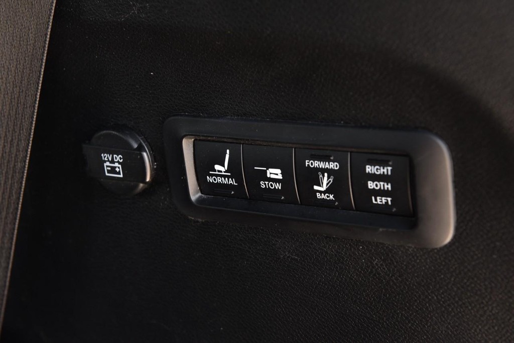 Chrysler Pacifica Vehicle Full-screen Gallery Image 32