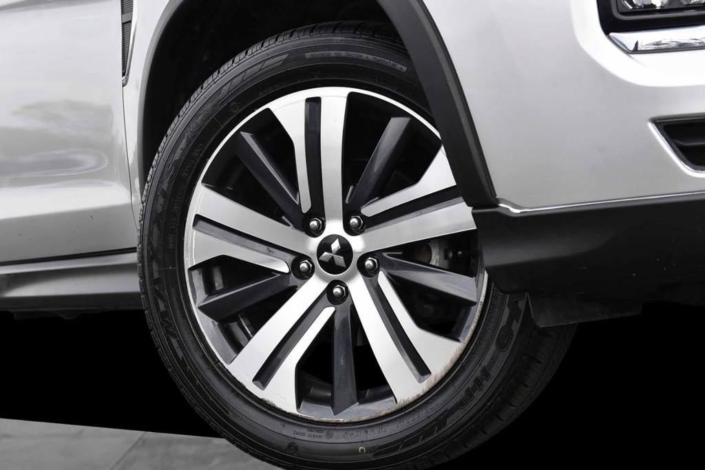 Mitsubishi Outlander Sport Vehicle Image 03