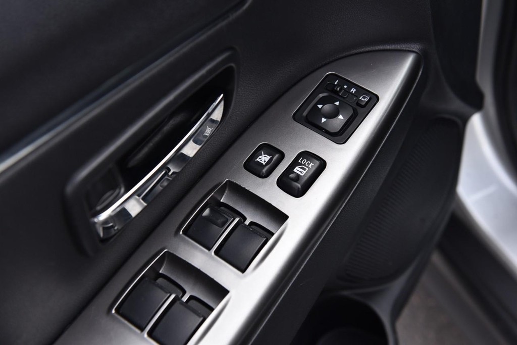 Mitsubishi Outlander Sport Vehicle Image 08