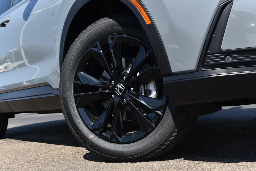 Honda CR-V Hybrid Vehicle Image 03