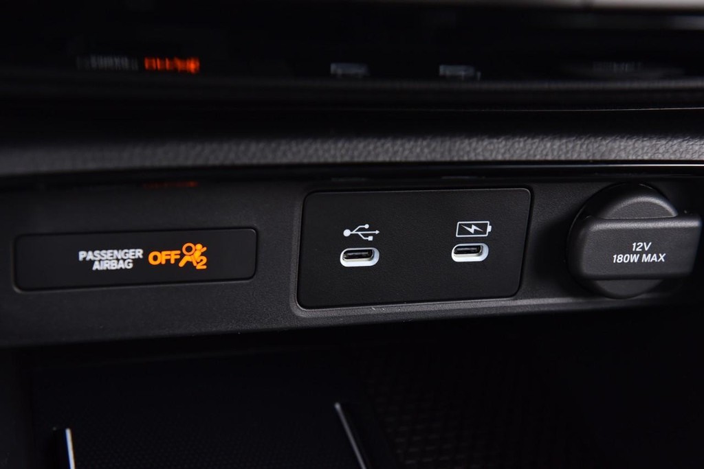 Honda CR-V Hybrid Vehicle Image 17