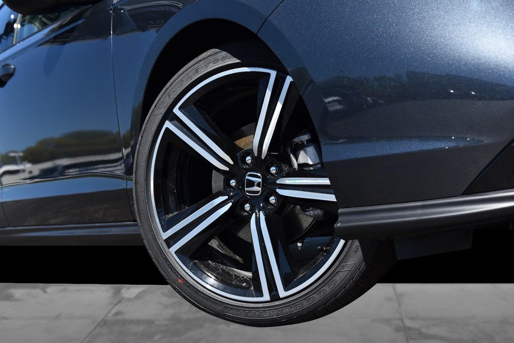 Honda Accord Sedan Vehicle Full-screen Gallery Image 3