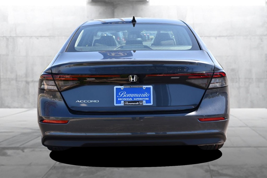 Honda Accord Sedan Vehicle Full-screen Gallery Image 6