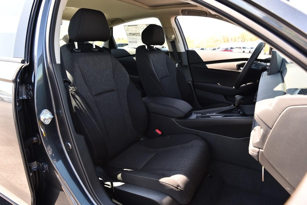 Honda Accord Sedan Vehicle Full-screen Gallery Image 21