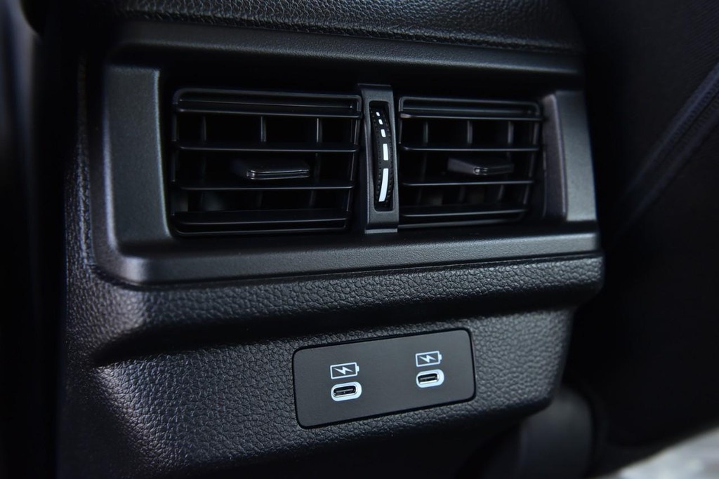 Honda Accord Sedan Vehicle Full-screen Gallery Image 24