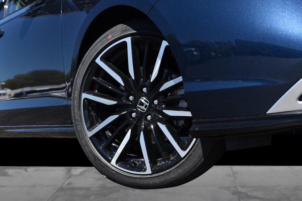 Honda Accord Hybrid Vehicle Full-screen Gallery Image 3