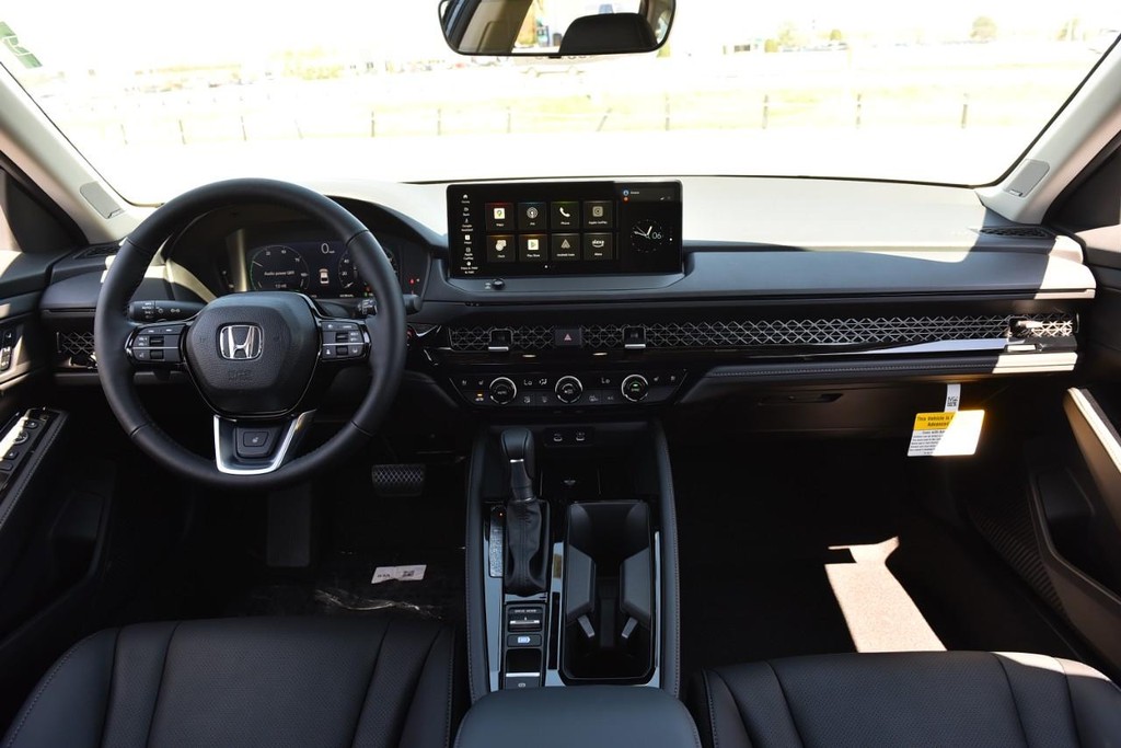 Honda Accord Hybrid Vehicle Full-screen Gallery Image 7
