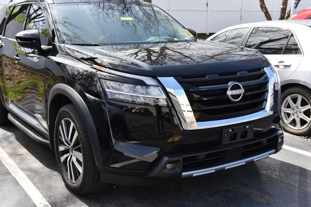 Nissan Pathfinder Vehicle Full-screen Gallery Image 2