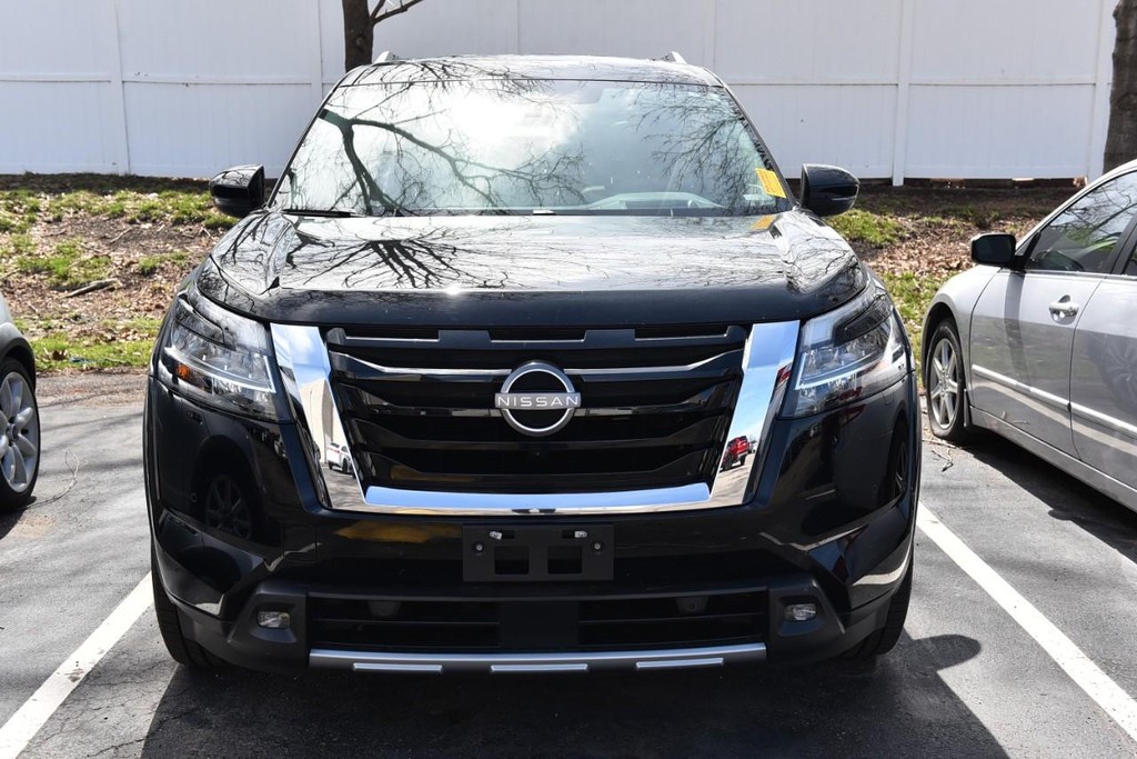 Nissan Pathfinder Vehicle Full-screen Gallery Image 3