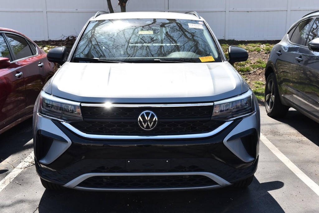 Volkswagen Taos Vehicle Full-screen Gallery Image 3