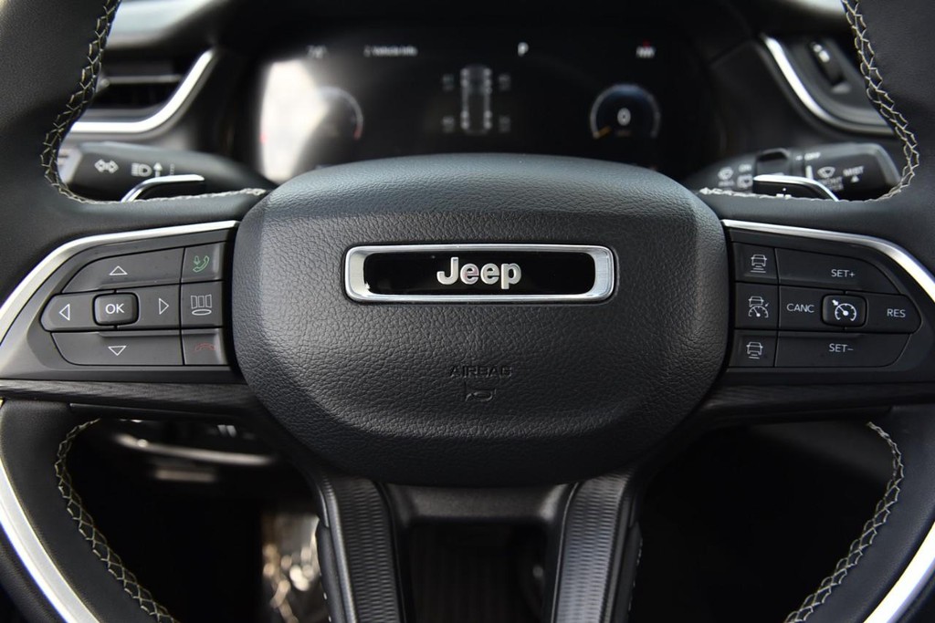 Jeep Grand Cherokee Vehicle Image 18