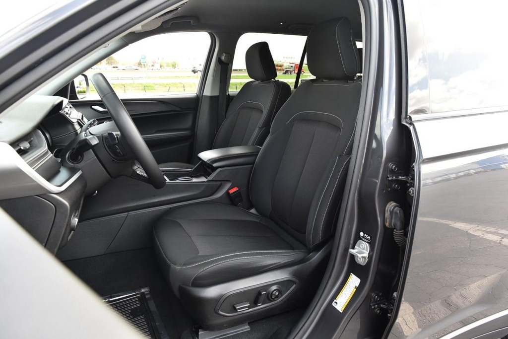 Jeep Grand Cherokee Vehicle Image 19