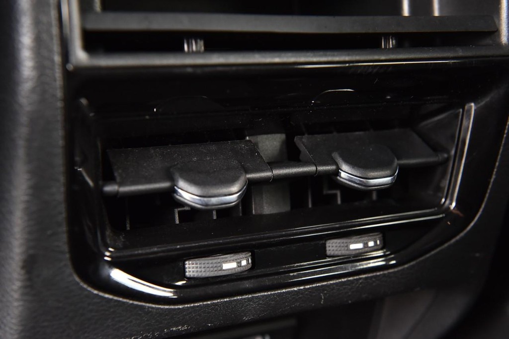 Jeep Grand Cherokee Vehicle Image 22