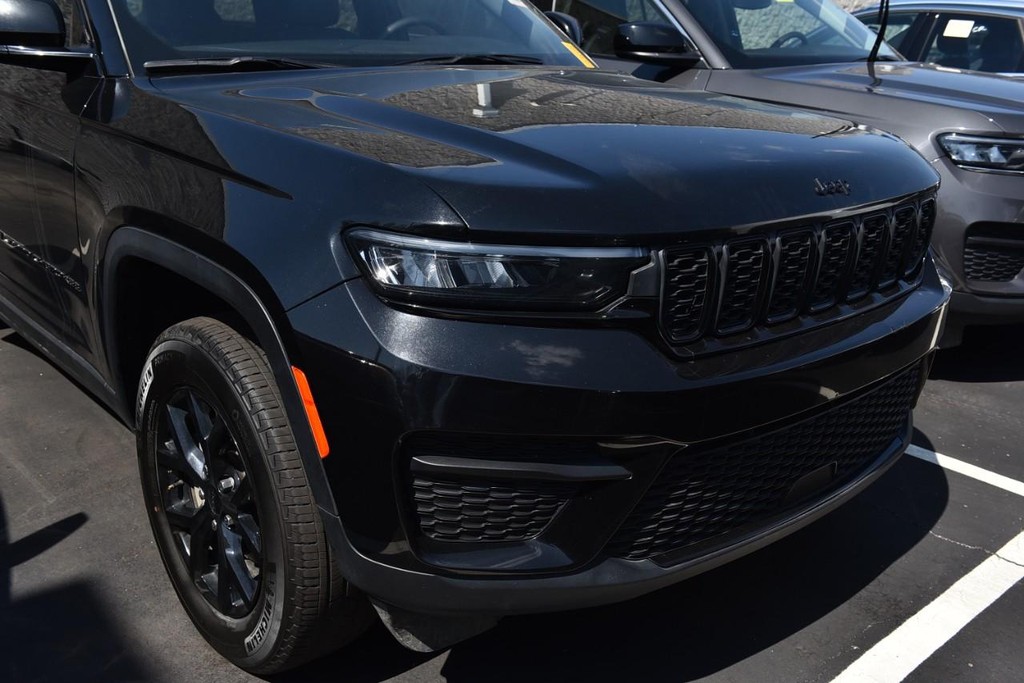 Jeep Grand Cherokee Vehicle Full-screen Gallery Image 3