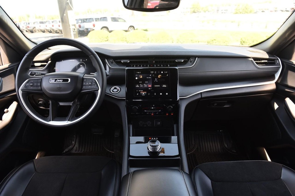 Jeep Grand Cherokee Vehicle Full-screen Gallery Image 7