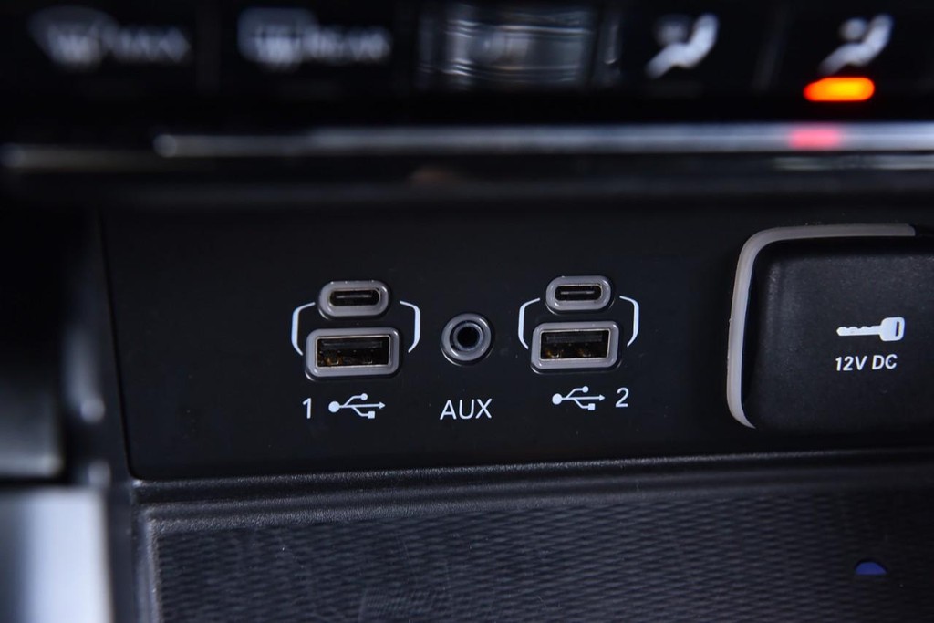 Jeep Grand Cherokee Vehicle Full-screen Gallery Image 15