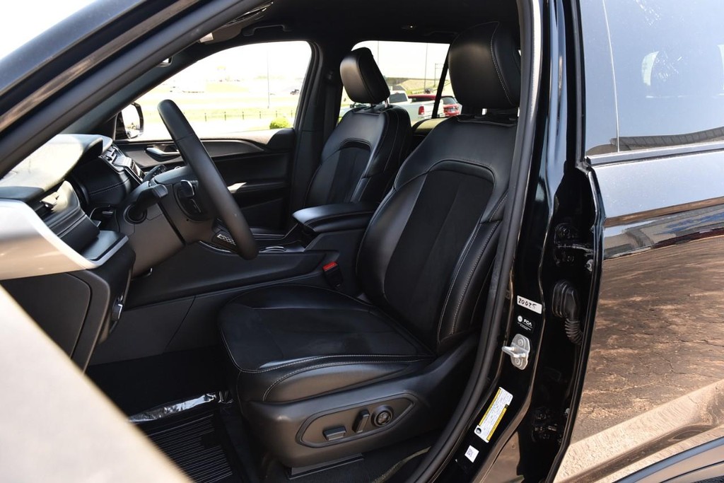 Jeep Grand Cherokee Vehicle Full-screen Gallery Image 18