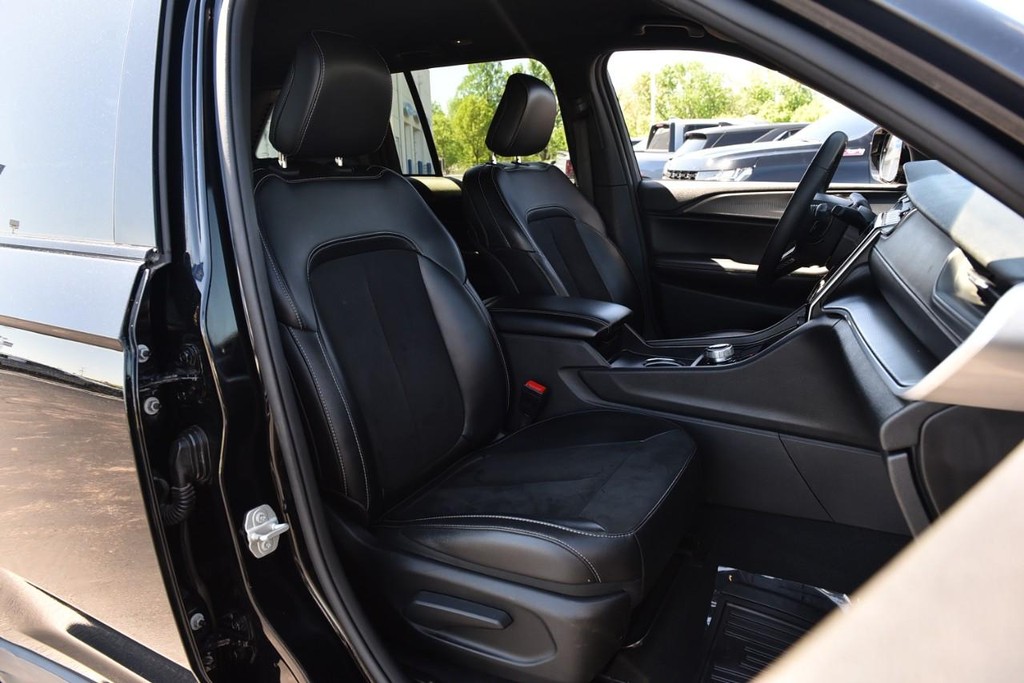 Jeep Grand Cherokee Vehicle Full-screen Gallery Image 19