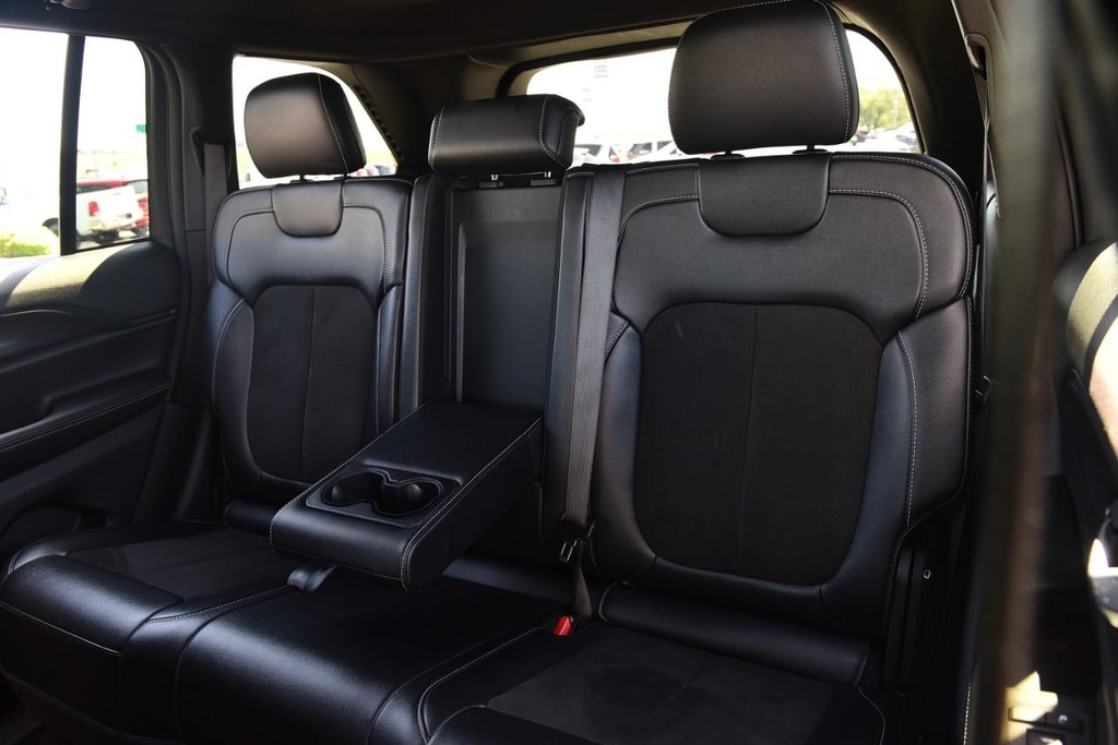 Jeep Grand Cherokee Vehicle Full-screen Gallery Image 20