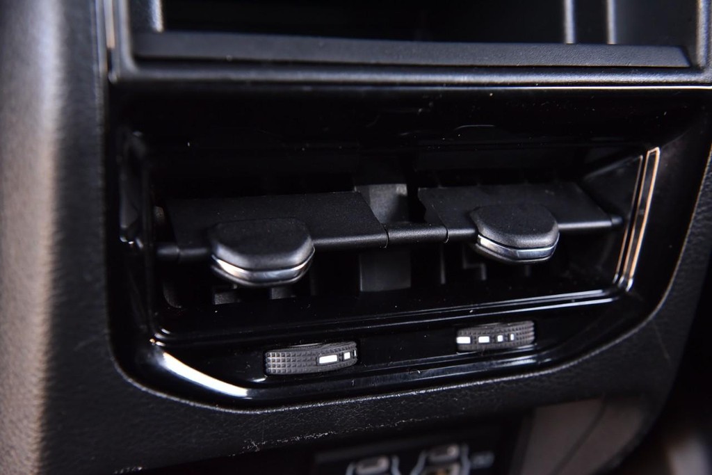 Jeep Grand Cherokee Vehicle Full-screen Gallery Image 21